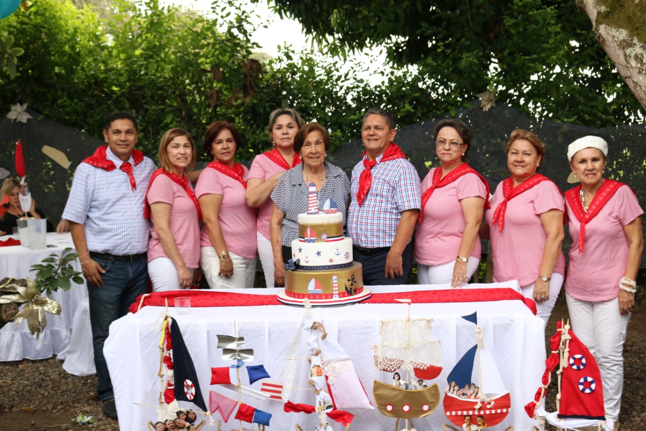 Marina de Suarez y sus hijos: Nora, Margarita, Nancy, Miguel, Gloria, Claudia y Pedro.